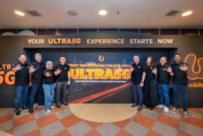 Pasukan Pengurusan Kanan U Mobile (Kiri ke kanan, Ketua Pegawai Teknologi, Woon Ooi Yuen; Ketua Pegawai Maklumat, Neil Tomkinson; Ketua Pegawai Perkhidmatan Korporat, Norfazidah Abu Bakar; Timbalan Ketua Pegawai Eksekutif, Kenneth Chang ; Ketua Pegawai Eksekutif, Wong Heang Tuck, Ketua Pegawai Kewangan, Sandy Tsang ; Ketua Pegawai Jualan, Alex Tan, dan Ketua Pegawai Pemasaran, Navin Manian