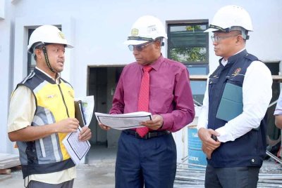 Sivanesan (tengah) mendengar penjelasan daripada wakil Jabatan Kerja Raya mengenai perkembangan pembinaan bangunan Klinik Kesihatan Manjoi dalam lawatan kerja ke klinik tersebut di Ipoh pada Selasa.