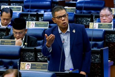Menteri Dalam Negeri, Datuk Seri Saifuddin Nasution Ismail pada sesi pertanyaan-pertanyaan bagi jawab lisan ketika Mesyuarat Kedua, Penggal Keempat Parlimen ke-15 Dewan Rakyat di Bangunan Parlimen hari ini. Foto Bernama
