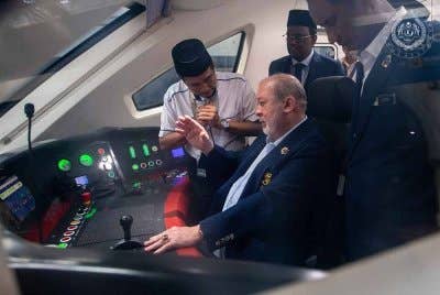Sultan Ibrahim berkenan memandu ETS KTMB dari Kuala Lumpur ke Rawang hari ini. - Foto: FB Sultan Ibrahim Sultan Iskandar