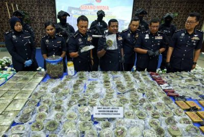 Pengarah Jabatan Siasatan Jenayah Narkotik (JSJN) Bukit Aman, Datuk Hussein Omar Khan (tengah) menunjukkan pelbagai jenis dadah dianggar bernilai RM4.16 juta dalam beberapa serbuan di sekitar Lembah Klang dan Melaka pada 13 Ogos lepas ketika sidang media di Ibu Pejabat Polis Kontinjen (IPK) Melaka di sini hari ini. Foto Bernama