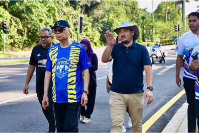 Ismail Sabri (dua dari kiri) ketika meninjau meninjau laluan LKM 2025 di Padang Merbok pada Ahad.