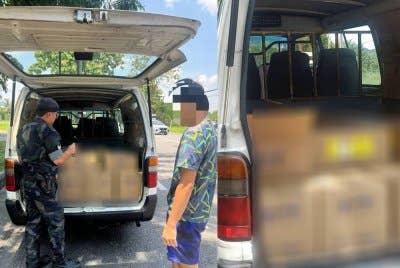 Bahan kimia tersebut dipercayai diambil dari sebuah kedai di Kaki Bukit untuk dihantar ke Selangor. FOTO PGA