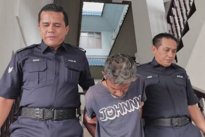 Seorang juruelektrik dihadapkan ke Mahkamah Majistret Ayer Keroh pada Selasa atas pertuduhan menikam adik kandungnya menggunakan sebilah gunting, minggu lalu.