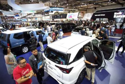 Pengunjung meneliti model kereta terbaharu yang dipamerkan pada Gaikindo Indonesia International Auto Show (GIIAS) di Serpong, Kabupaten Tangerang, Banten.-Agensi