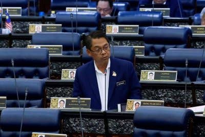 Mustapha Sakmud pada sesi pertanyaan-pertanyaan bagi jawab lisan ketika Mesyuarat Kedua, Penggal Keempat Parlimen ke-15 Dewan Rakyat di Bangunan Parlimen hari ini. Foto Bernama