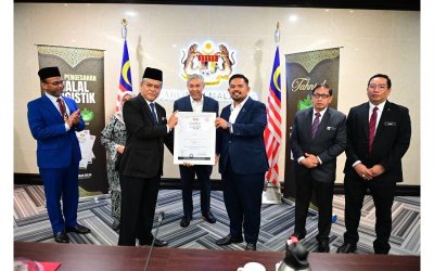 Majlis penyerahan sijil disempurnakan oleh Timbalan Ketua Pengarah (Dasar) JAKIM, Dr. Mohamad Kori Jusoh kepada Pengerusi RISDA, Manndzri Nasib dengan disaksikan oleh Timbalan Perdana Menteri, Datuk Seri Dr. Ahmad Zahid Hamidi di Bangunan Parlimen, hari ini.