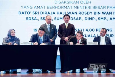 Tengku Muhammad Iskandar (berdiri, kanan) dan Wan Rosdy (berdiri, kiri) dan menyaksikan MoA antara Projek Kompleks Hybrid Shipyard Tanjung Agas dengan Perbadanan Setiausaha Kerajaan Negeri (PSK) Pahang yang diwakili oleh Timbalan Setiausaha Kerajaan Negeri Pahang (Pembangunan), Datuk Ali Syahbana Sabaruddin (dua dari kiri) dan Pengarah Eksekutif Teroka Majubina Holdings Berhad, Prof Datuk Dr Irmohizam Ibrahim (dua dari kanan) di sebuah hotel pada Selasa. Foto Rosli Talib-SINAR HARIAN