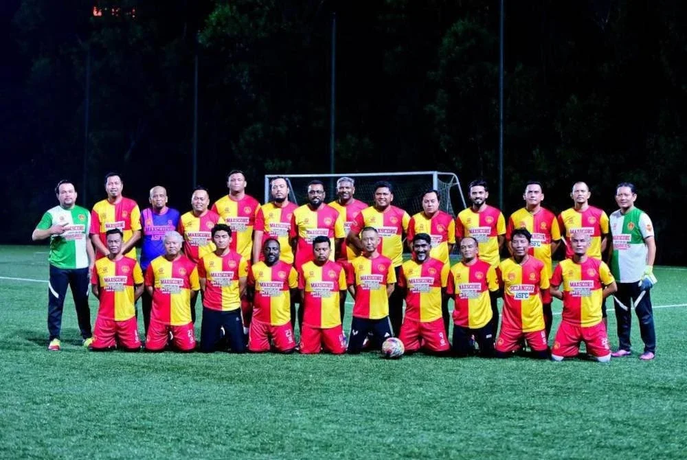 Faizal (barisan depan, lima dari kiri) bersama barisan pemain ASFC yang bakal menggalas cabaran dalam Karnival Pesta Bola Merdeka 2025, Sabtu ini.