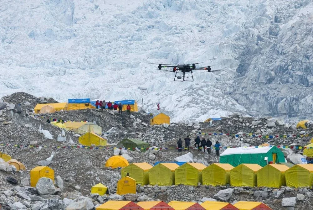 Penggunaan dron telah meringankan beban kumpulan sherpa untuk membawa turun sisa sampah dari laluan pendakian di Everest. Foto Agensi
