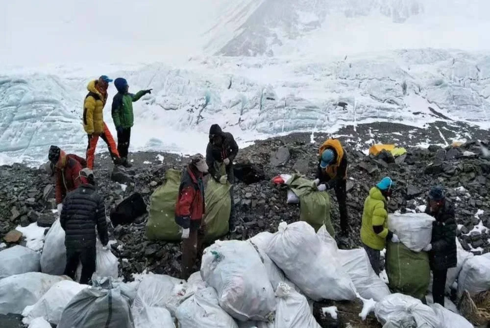 Longgokan guni mengandungi sampah sarap yang berjaya dikumpulkan kumpulan sherpa setiap kali musim pendakian.