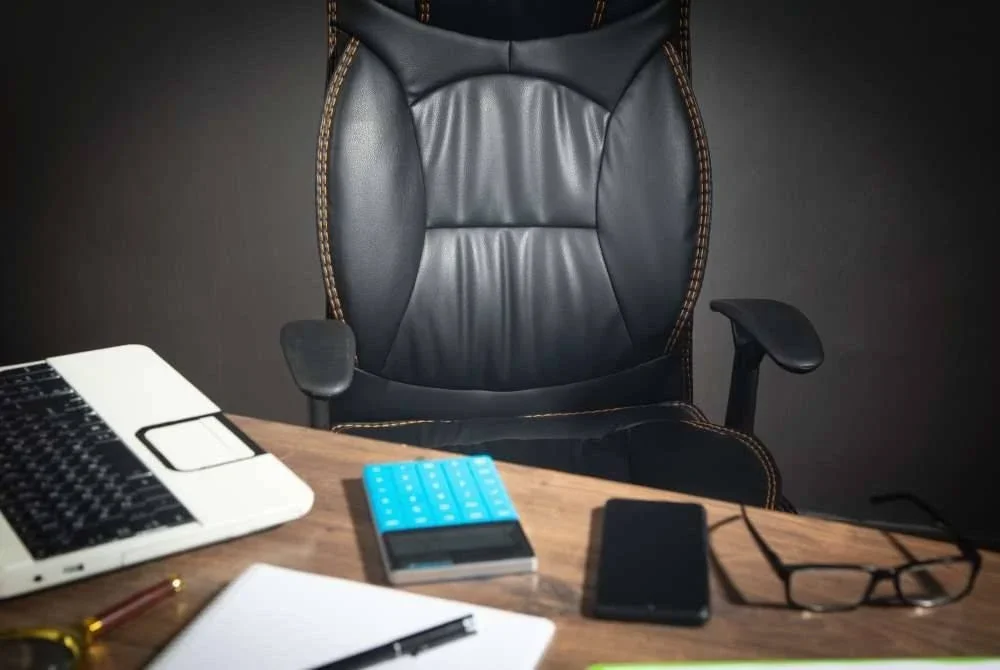 Tempat kerja sepatutnya menjadi gelanggang bakat bersatu, bukan pentas berebut kerusi. Foto hiasan/123RF