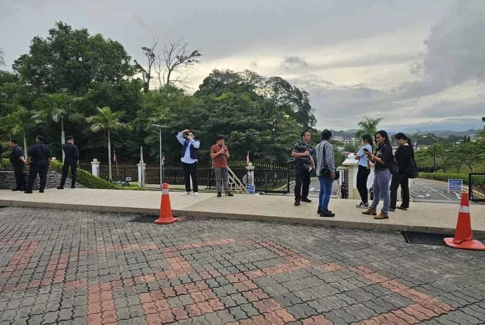 Seawal jam 7 pagi, pengamal media dan anggota keselamatan sudah mula berkumpul di pekarangan mahkamah.