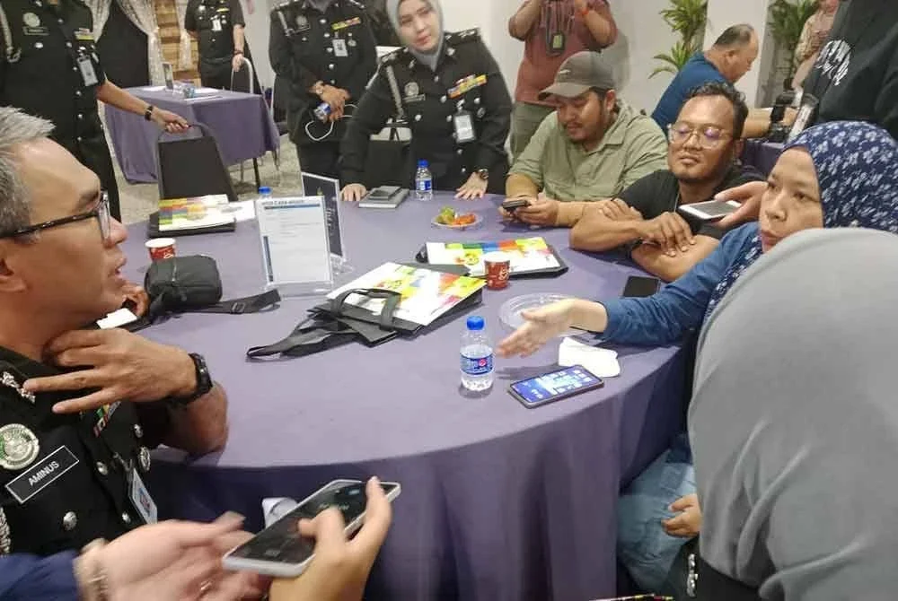 Khairul Aminus (kiri) beramah mesra bersama pengamal media dalam sesi libat urus JIM Selangor bersama media di Shah Alam pada Selasa.