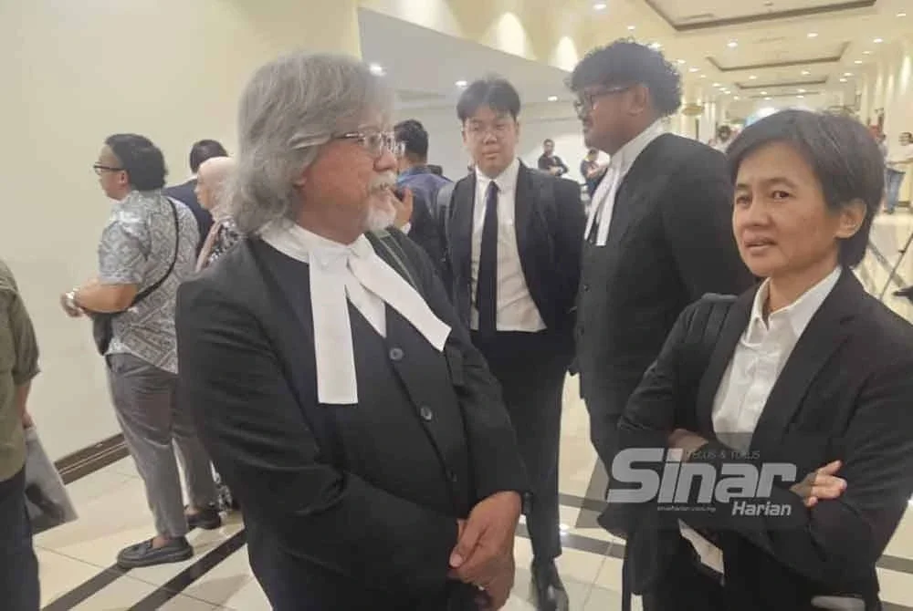 Pasukan peguam tiba di pekarangan Mahkamah Kota Kinabalu sebagai pemerhati bagi pertuduhan lima remaja yang didakwa di Mahkamah Kanak-Kanak, pada Rabu.