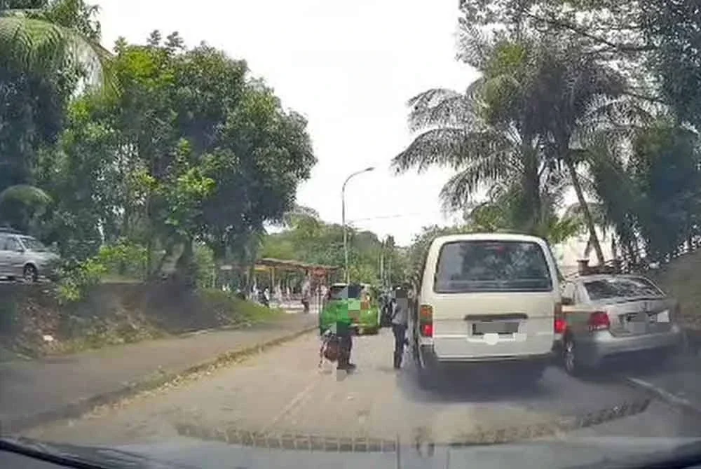 Rakaman video tular memaparkan kenderaan tersebut menurunkan dan mengambil dua pelajar sekolah dalam keadaan bergerak yang membahayakan nyawa.