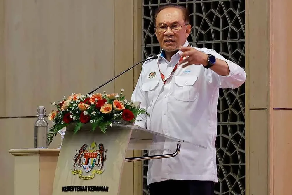 Anwar menyampaikan ucapan pada Majlis Perhimpunan Bulanan Kementerian Kewangan di Putrajaya hari ini. Foto: Bernama