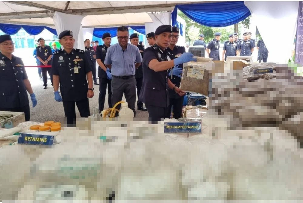 Fadil menunjukkan dadah yang akan dilupuskan.