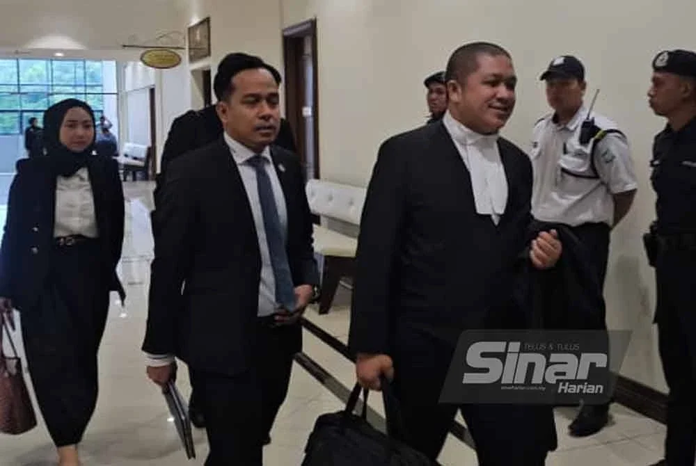 Mahkamah memerintahkan larangan (gag order) untuk tidak mendedahkan mengenai prosiding yang berlaku berhubung pendakwaan lima remaja tersebut.