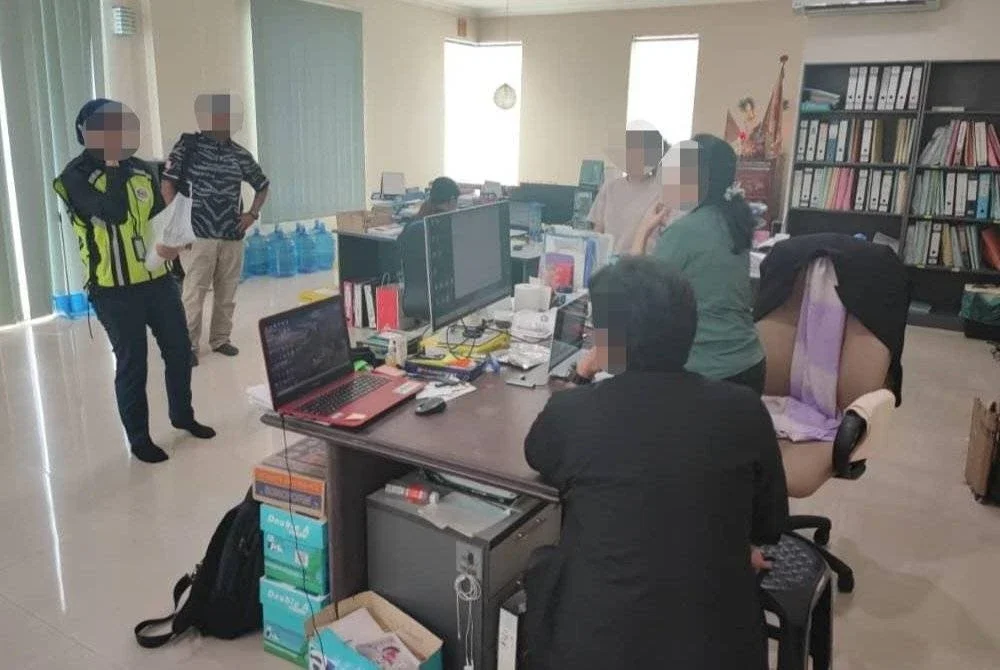 SPRM dengan kerjasama LHDN, BNM dan JKDM menumpaskan sindiket penyeludupan rokok, cerut dan tembakau menerusi serbuan di sekitar Lembah Klang dan Johor pada Selasa. FOTO: SPRM