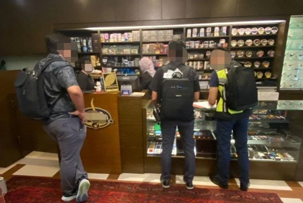 SPRM dengan kerjasama LHDN, BNM dan JKDM menumpaskan sindiket penyeludupan rokok, cerut dan tembakau menerusi serbuan di sekitar Lembah Klang dan Johor pada Selasa. FOTO: SPRM