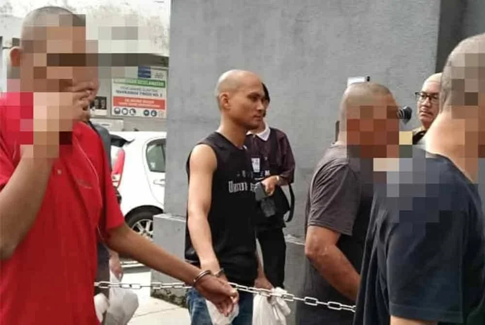 Wan Muhammad (tengah) tiba di Mahkamah Sesyen Johor Bahru pada Rabu.