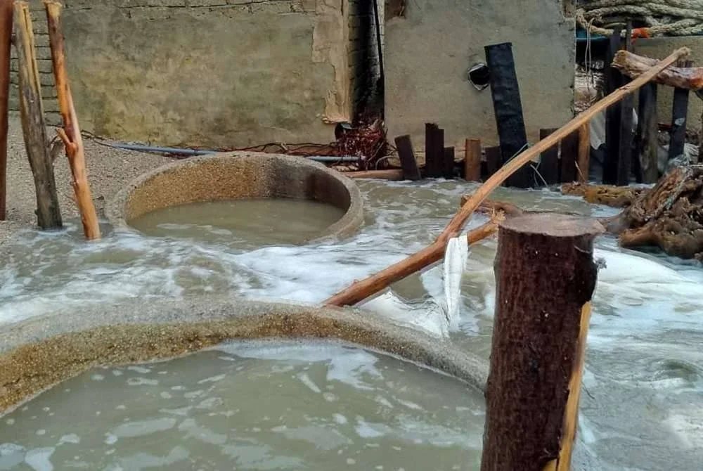Ombak besar menghempas bahagian belakang rumah penduduk.