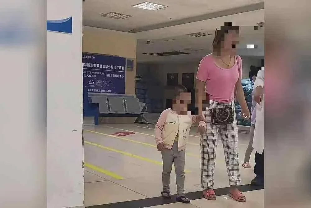 Keadaan kanak-kanak itu yang tenang disamping ibunya.
Foto: Media China/ tular