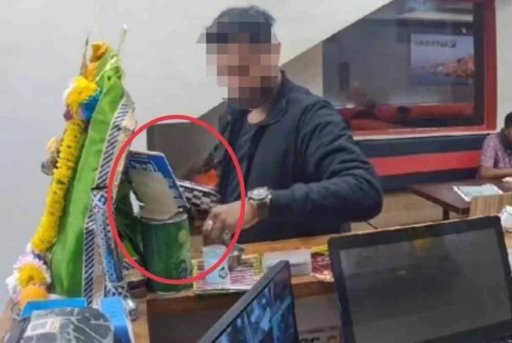 Tangkap layar rakaman CCTV seorang lelaki yang dipercayai menampal kod QR milik sendiri di sebuah restoran. Foto tular media sosial