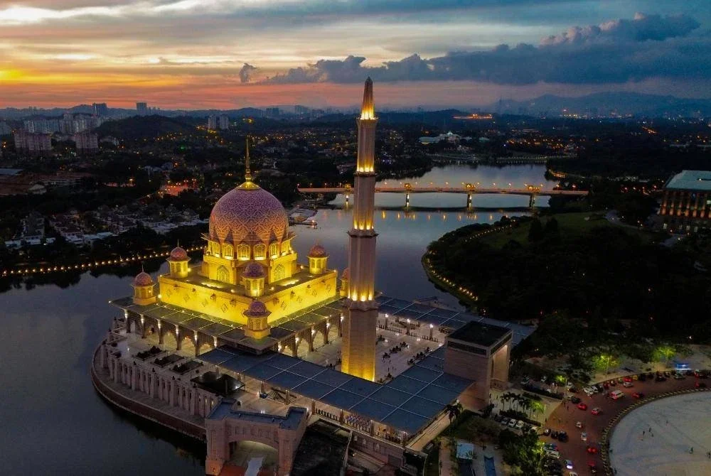 RMK13 mesti dirangka dengan roh ihsan, dengan indikator kesejahteraan bukan sekadar Keluaran Dalam Negara Kasar (KDNK), tetapi kebahagiaan, ketenangan dan keberkatan. Foto Canva