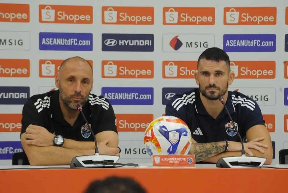 Rankovic (kiri) dan Datkovic ketika sidang akhbar.