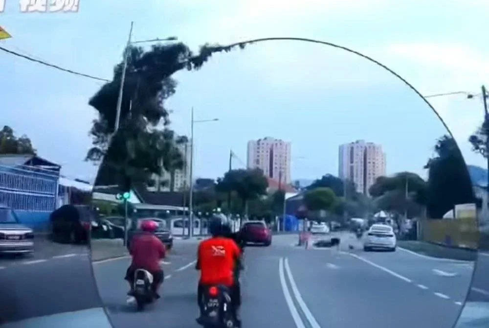 Rakaman video yang tular memaparkan sebuah kereta dipandu secara melulu lalu melanggar sebuah motosikal yang datang dari arah bertentangan.