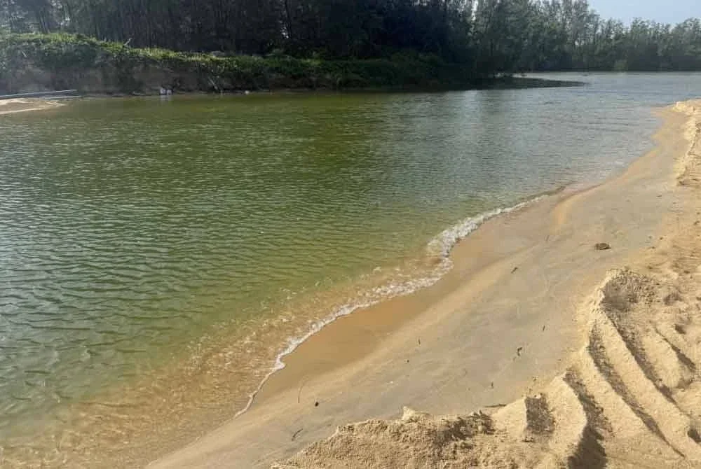 Seorang kanak-kanak lelaki berusia 10 tahun ditemukan lemas ketika menemani ayahnya yang bekerja membaiki jengkaut di kawasan berhampiran di Sungai Kuala Semerak, Pasir Puteh pada Selasa. Foto: PDRM