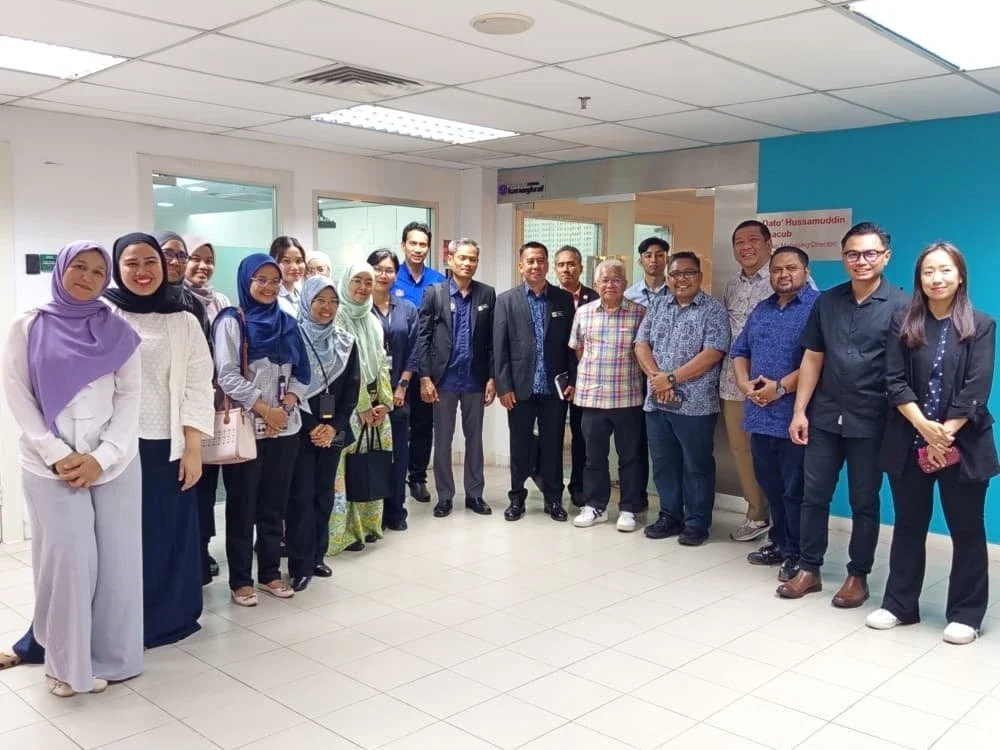 Penasihat Karangkraf, Datuk Hussamuddin Yaacub (tujuh dari kanan) bersama pengurusan Sinar Harian menyantuni rombongan JPM yang berkunjung ke Karangkraf, Shah Alam pada Selasa. 