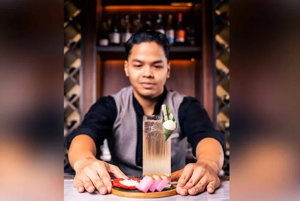 Muhammad Nadzemi mengakui ciptaan tersebut diinspirasikan daripada minuman kegemarannya, Sirap Bandung, yang membangkitkan rasa nostalgia dan suasana kampung halaman.