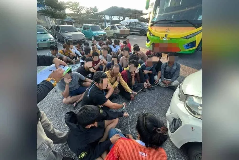 PGA menumpaskan kegiatan pemerdagangan manusia selepas menahan sebuah bas membawa 36 pendatang asing tanpa izin (PATI) di Sekat Pintas Serongga, Rantau Panjang pada Rabu. Foto: PGA