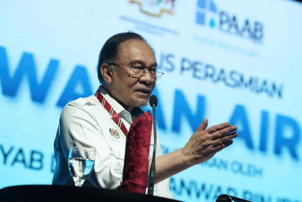 Anwar berucap pada Majlis Perasmian Loji Rawatan Air Langat Dua (LRA2) pada Rabu. Foto Bernama