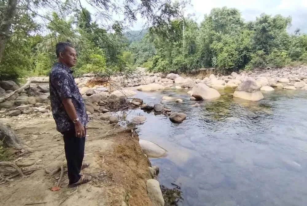 Zakaria menunjukkan keadaan Lata Pok Sik di Hulu Besut.