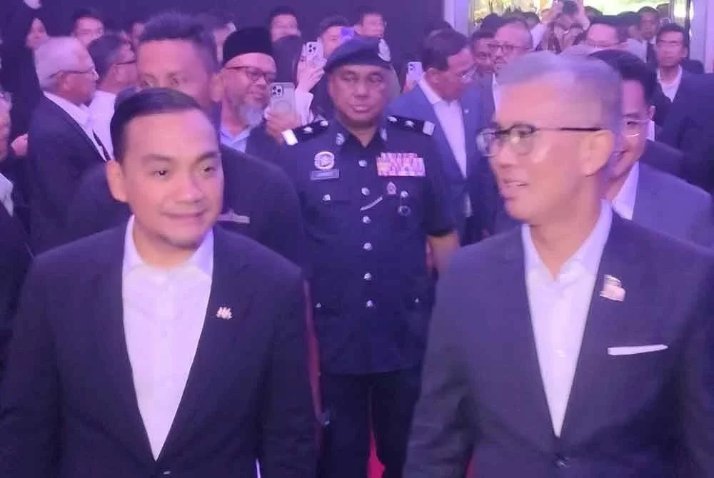 Onn Hafiz (kiri) dan Tengku Zafrul (kanan) menghadiri majlis pelancaran Projek Bandar Industri MBW Innexus serta Majlis Menandatangani Memorandum Persefahaman (MoU) di Invest Malaysia Facilitation Centre- Johor (IMFC-J) di Forest City.