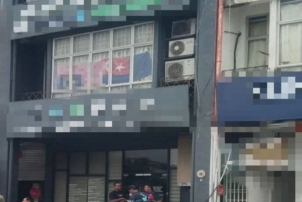 Tangkap layar tular menunjukkan Jalur Gemilang dipasang terbalik di sebuah klinik gigi di Pontian.