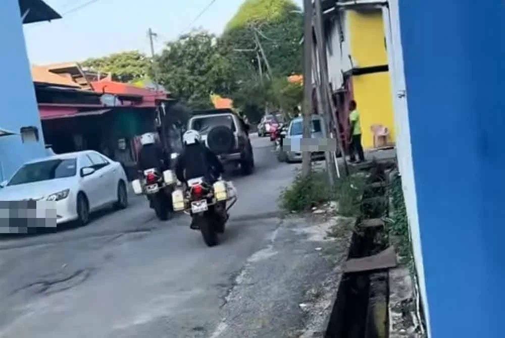 Polis mengejar suspek di kawasan bandar Kota Bharu.