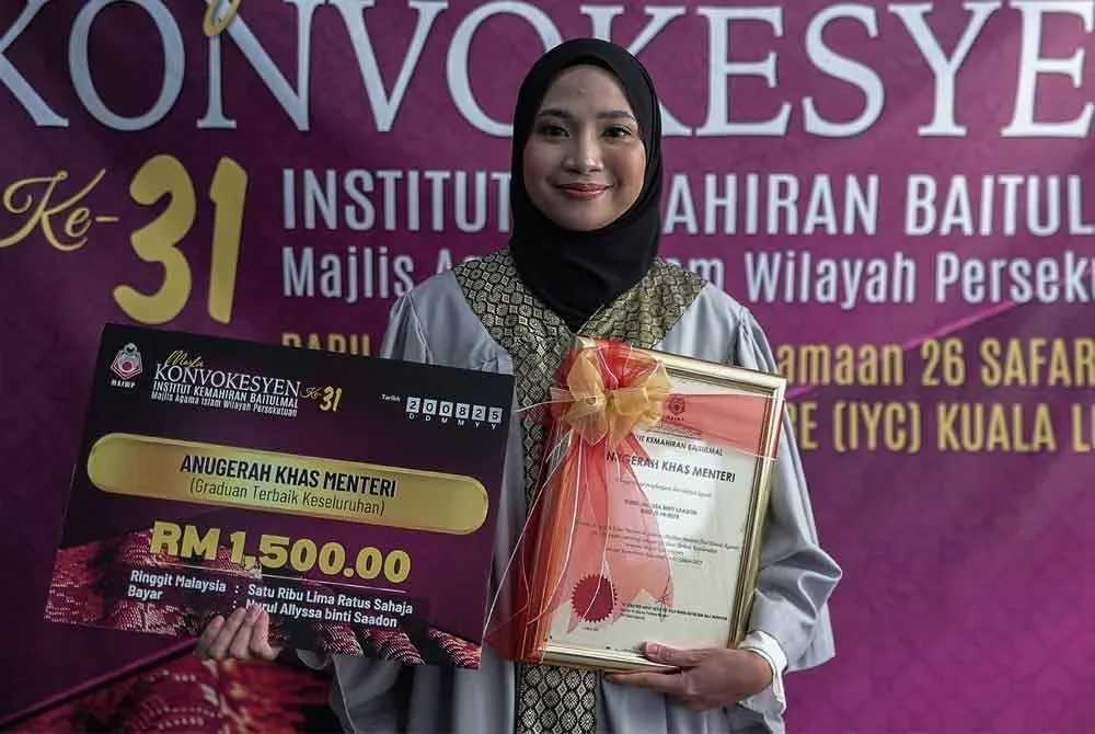Pelajar jurusan Seni Reka Grafik Komputer, Nurul Allyssa Saadon menerima Anugerah Khas Menteri dan Anugerah Pengerusi Majlis Agama Islam Wilayah Persekutuan (MAIWP) pada Majlis Konvokesyen Institut Kemahiran Baitulmal MAIWP Ke-31 di Pusat Belia Antarabangsa (IYC) pada Rabu. Foto Bernama