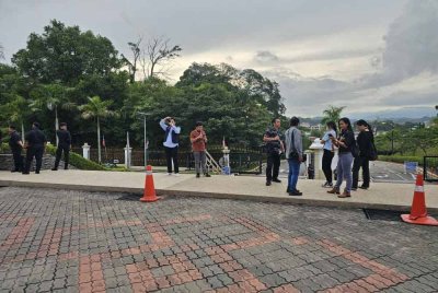 Seawal jam 7 pagi, pengamal media dan anggota keselamatan sudah mula berkumpul di pekarangan mahkamah.