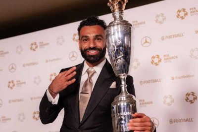 Salah menjadi pemain pertama memenangi anugerah Pemain Terbaik PFA sebanyak tiga kali. Foto: Agensi