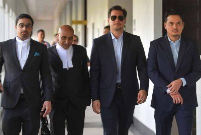 Adam Radlan (dua dari kanan) menghadapi 12 pertuduhan rasuah dan pengubahan wang haram berhubung projek Jana Wibawa di Mahkamah Sesyen Kuala Lumpur. Foto: Bernama