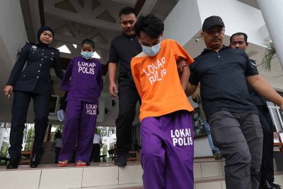 Tertuduh, Muhammad Mustaqim Mohd Zuber, 25, dan Syazwani Mohd Hashim, 26, mengaku tidak bersalah Mahkamah Sesyen Seri Manjung pada Rabu atas dua pertuduhan memperdagangkan adik-beradik kembar perempuan berusia 14 tahun bagi tujuan eksploitasi seks sejak Mei lalu.