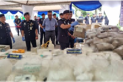 Fadil menunjukkan dadah yang akan dilupuskan.