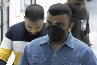 Kgangatharan (depan) dan Karunakaran didakwa di Mahkamah Sesyen Johor Bahru.