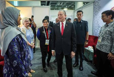 Fadillah (tiga dari kanan) ketika hadir pada ASEAN Law Forum 2025 di Kuala Lumpur pada Rabu. Foto: Bernama