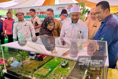 Mohd Nassuruddin (tiga dari kanan) melihat replika bendang padi yang dipamerkan di HPPNK. Foto SINAR HARIAN - ADILA SHARINNI WAHID